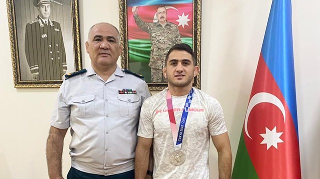 Elçin Quliyev Firdovsi Umudovutəltif etdi (FOTO)