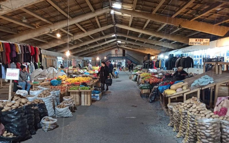Azərbaycanda mənşəyi bilinməyən mallar satılan bazarın sahibi cərimələndi -Görün kimdir (FOTO)