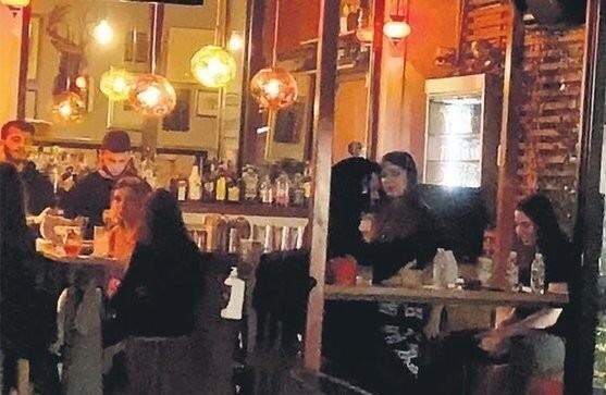 Məşhur aktrisanın qızı sevgilisi ilə dodaq-dodağa görüntüləndi -Heç kimi vecinə almadı (FOTO)