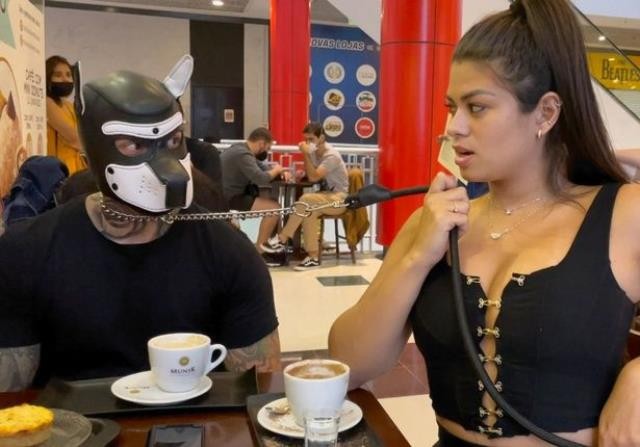 Sevgilisinin üzünə it maskası taxıb xalta ilə gəzdirən qadın insanları şoka saldı -FOTOLAR