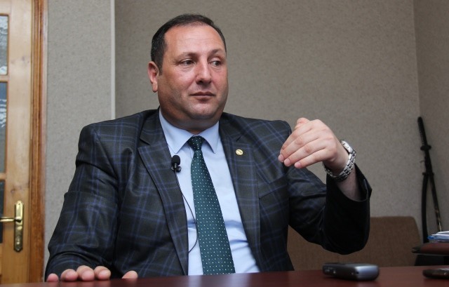 Deputat Mahir Abbaszadənin qardaşından NazpəriyəTƏRİF: "Oxu Nazpərim oxu" (FOTO)