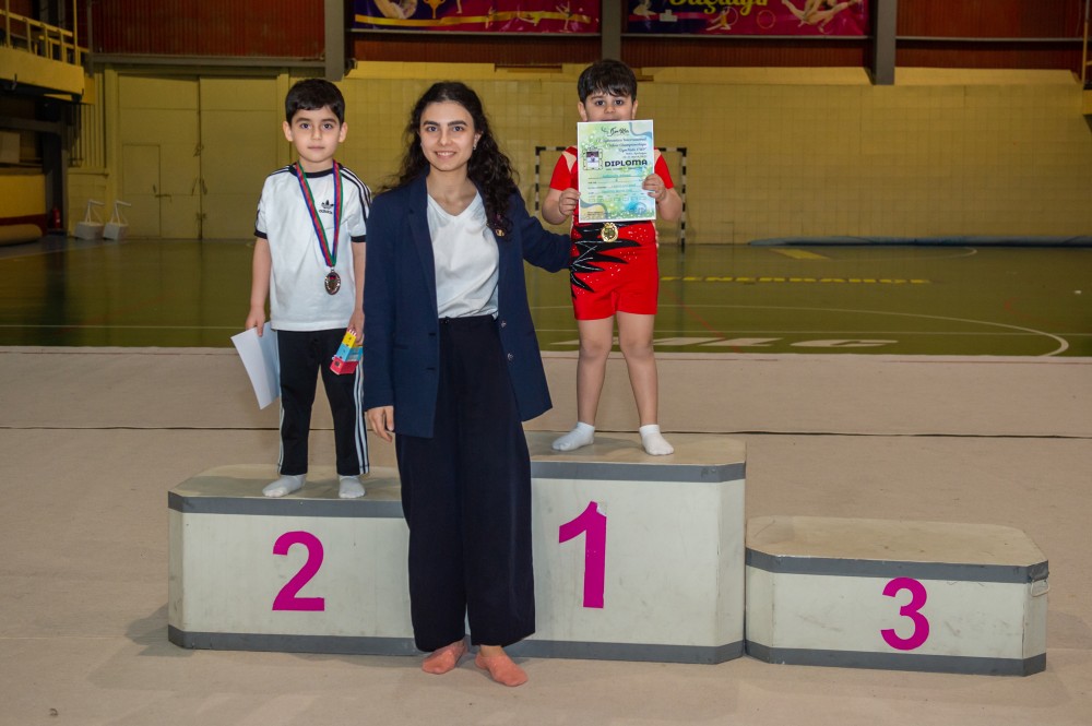 Balaca gimnastlar Beynəlxalq yarışdaməharətlərini göstərdilər (FOTOLAR)