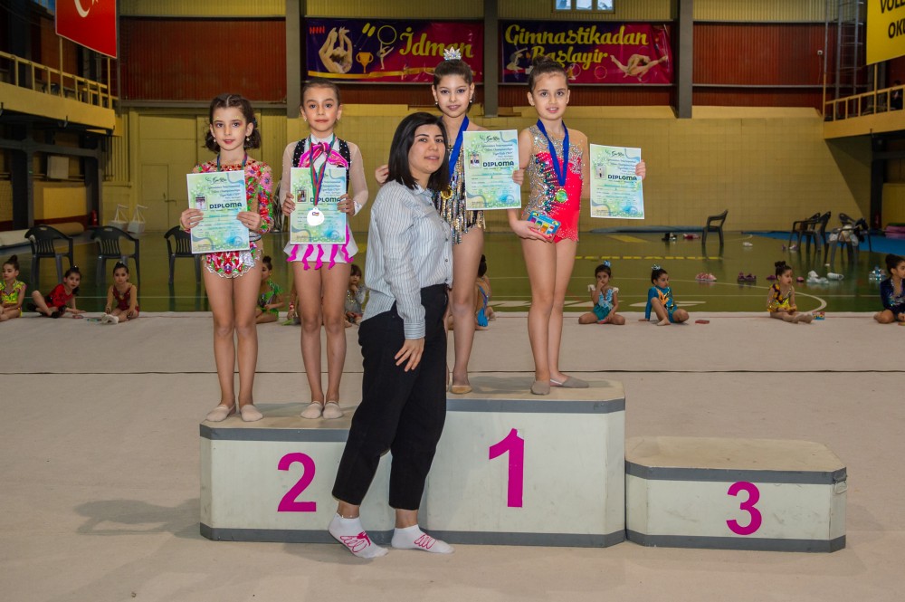Balaca gimnastlar Beynəlxalq yarışdaməharətlərini göstərdilər (FOTOLAR)