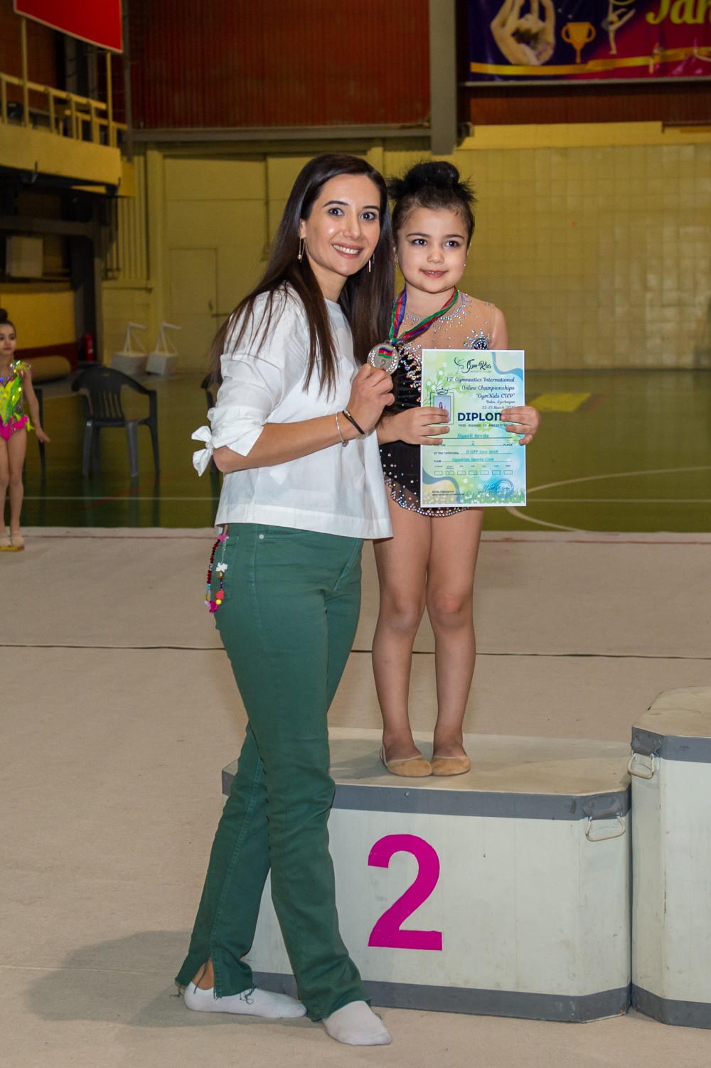 Balaca gimnastlar Beynəlxalq yarışdaməharətlərini göstərdilər (FOTOLAR)