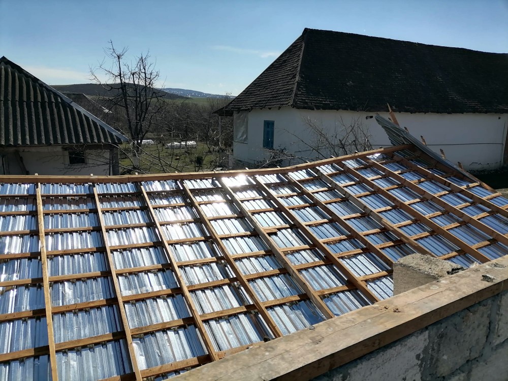 Güclü külək İsmayıllıdakı həyatı iflic etdi -Evlərin damı uçdu, məktəb yararsız hala düşdü (VİDEO+FOTOLAR+ YENİLƏNİB)