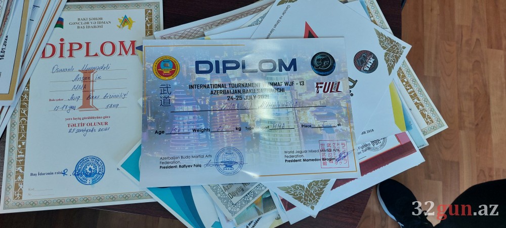 Ermənipərəst idmançıya ailəsinin gözü önündə dərs verənAZƏRBAYCANLI DÖYÜŞÇÜ: "Bayraqla çıxdığım üçün..." (FOTO+VİDEO)