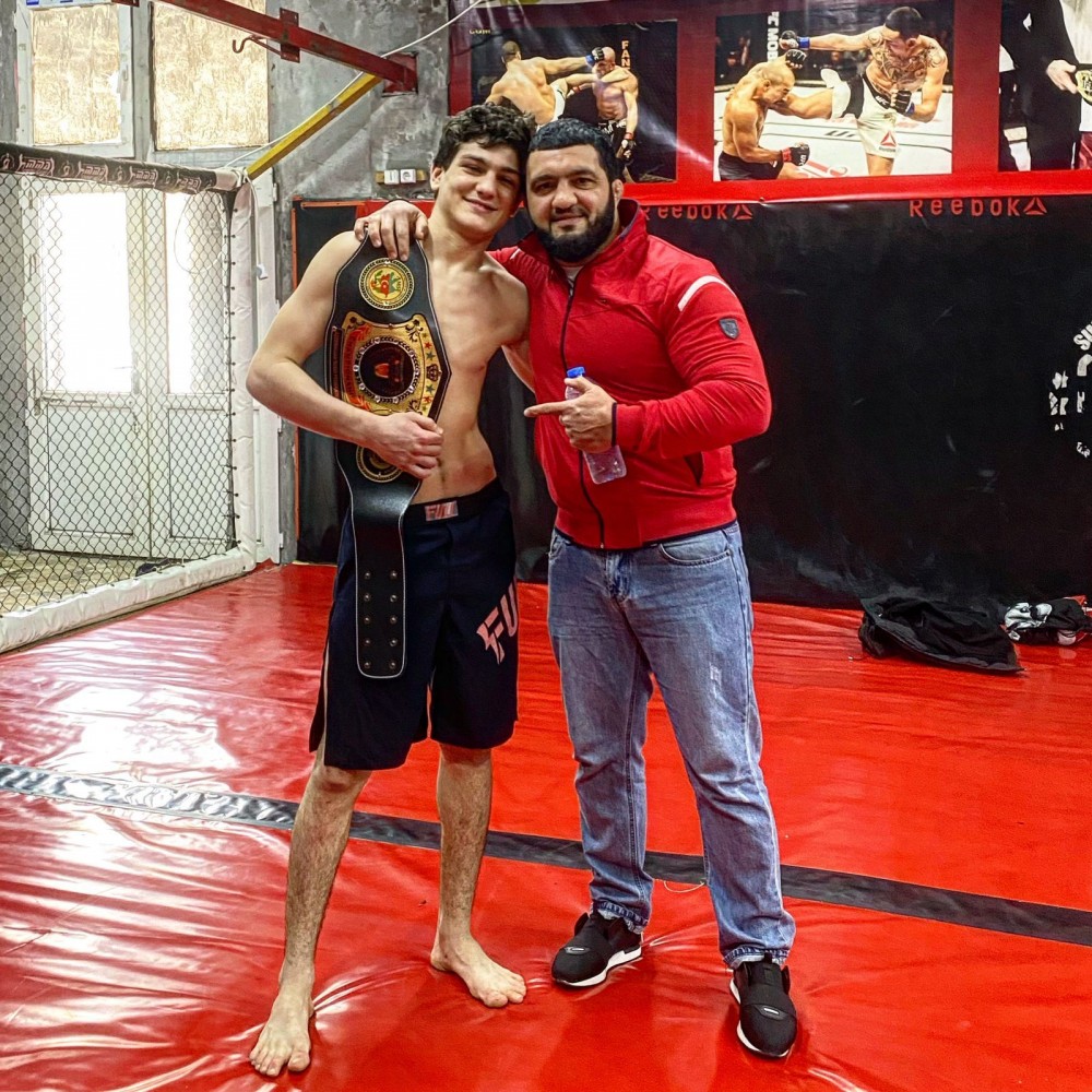 Ermənipərəst idmançıya ailəsinin gözü önündə dərs verənAZƏRBAYCANLI DÖYÜŞÇÜ: "Bayraqla çıxdığım üçün..." (FOTO+VİDEO)