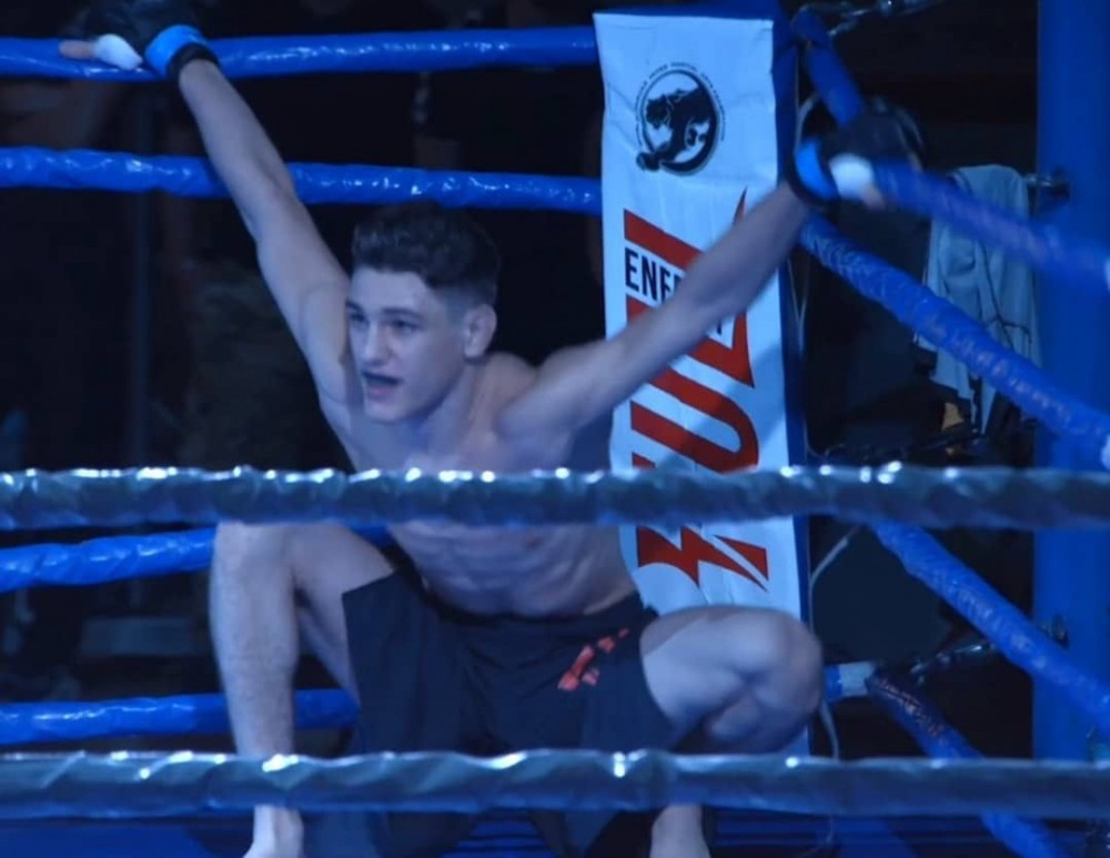 Ermənipərəst idmançıya ailəsinin gözü önündə dərs verənAZƏRBAYCANLI DÖYÜŞÇÜ: "Bayraqla çıxdığım üçün..." (FOTO+VİDEO)