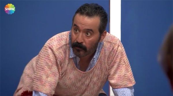 Kurtlar Vadisinin məşhur aktyoru efirdə don geyinibgörün nə etdi (FOTOLAR)