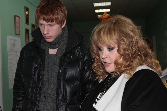 Xalq artistinin nəvəsi ölkədən qaçdı- Ordudan yayınmaq üçün (FOTO)