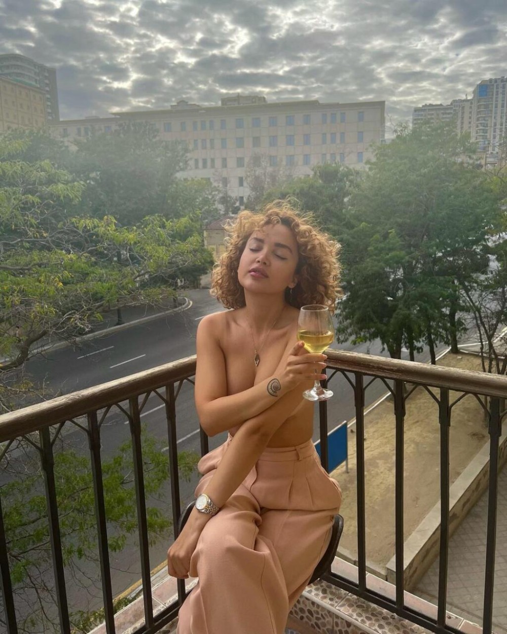 Daha bir azərbaycanlı bloger eyvana alt paltarsızçıxdı