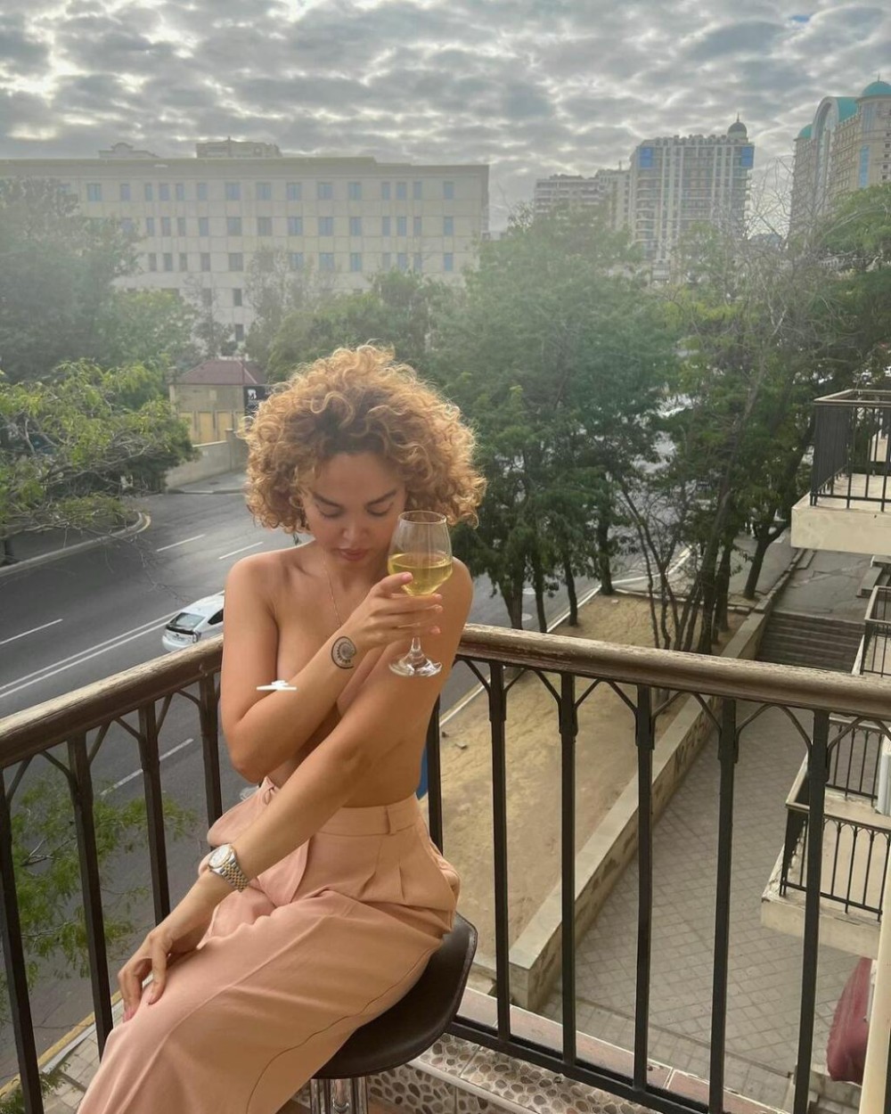 Daha bir azərbaycanlı bloger eyvana alt paltarsızçıxdı