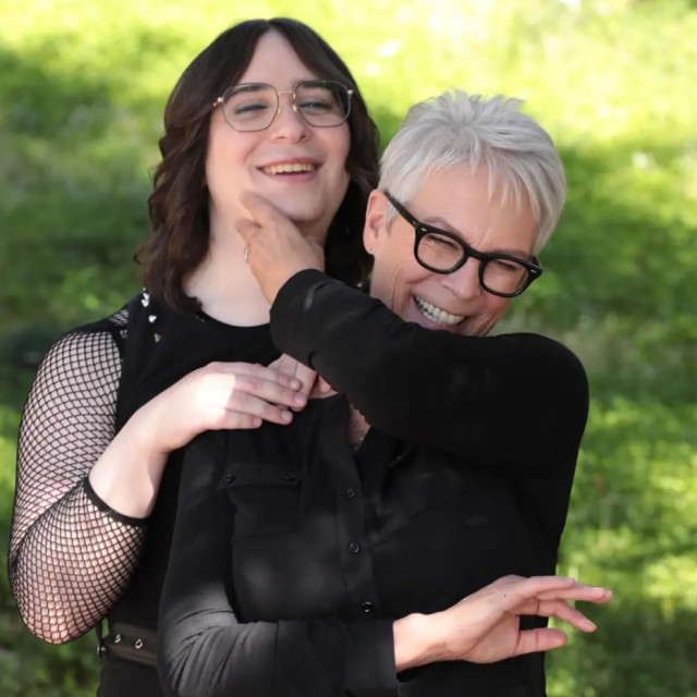 Məşhur aktrisa cinsiyyət dəyişdirərək qadın olan övladınınFOTOSUNU PAYLAŞDI