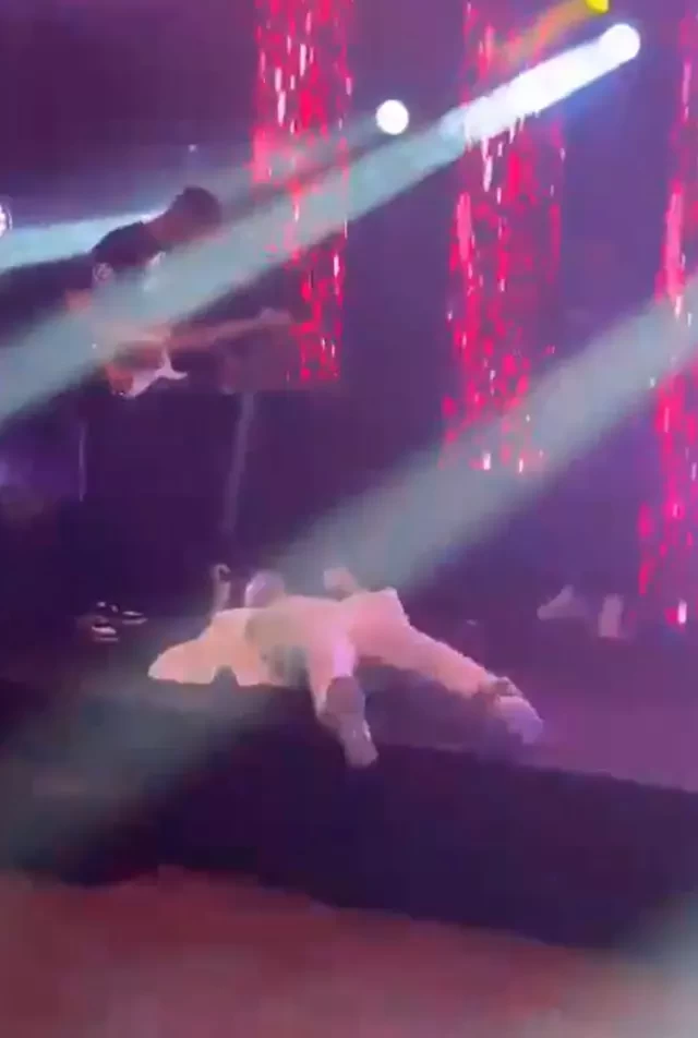 Qəfildən səhnədə yıxıldı! İnfarkt keçirən müğənni dünyasını dəyişdi- FOTO