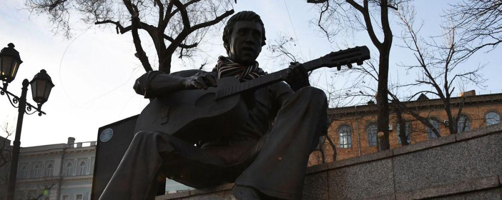 Nəğməkar-şairin fotolarını 4 milyona alıb muzeyə bağışladı