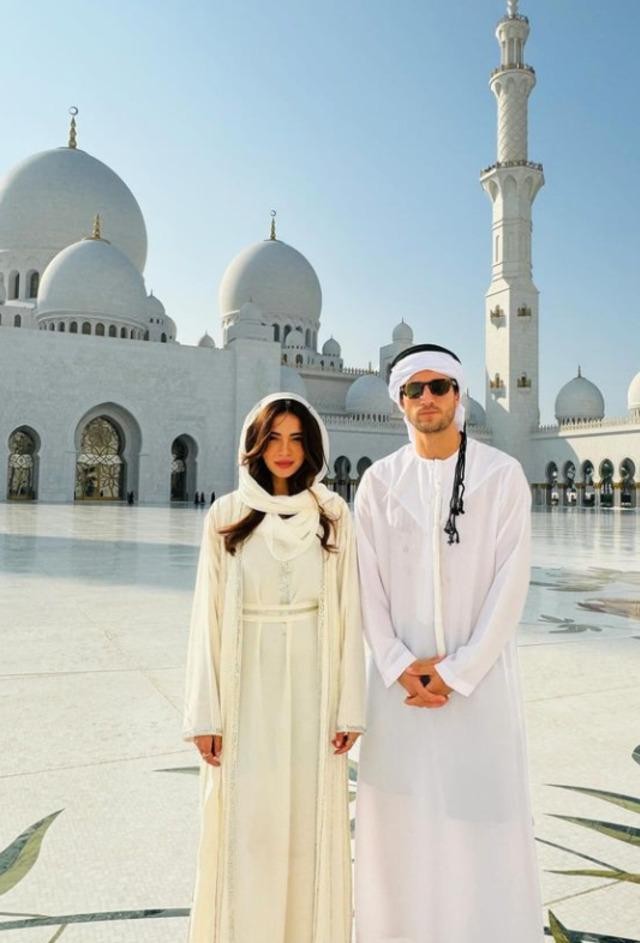 Məşhur aktrisa yeni sevgilisi iləMƏSCİDİN QARŞISINDA BAXIN NECƏ POZ VERDİ (FOTO)