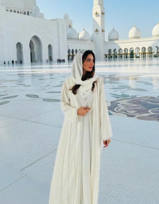 Məşhur aktrisa yeni sevgilisi iləMƏSCİDİN QARŞISINDA BAXIN NECƏ POZ VERDİ (FOTO)