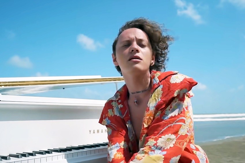 Həbsxanada başı qırxılan müğənnin səhhətində problem yarandı(FOTO)