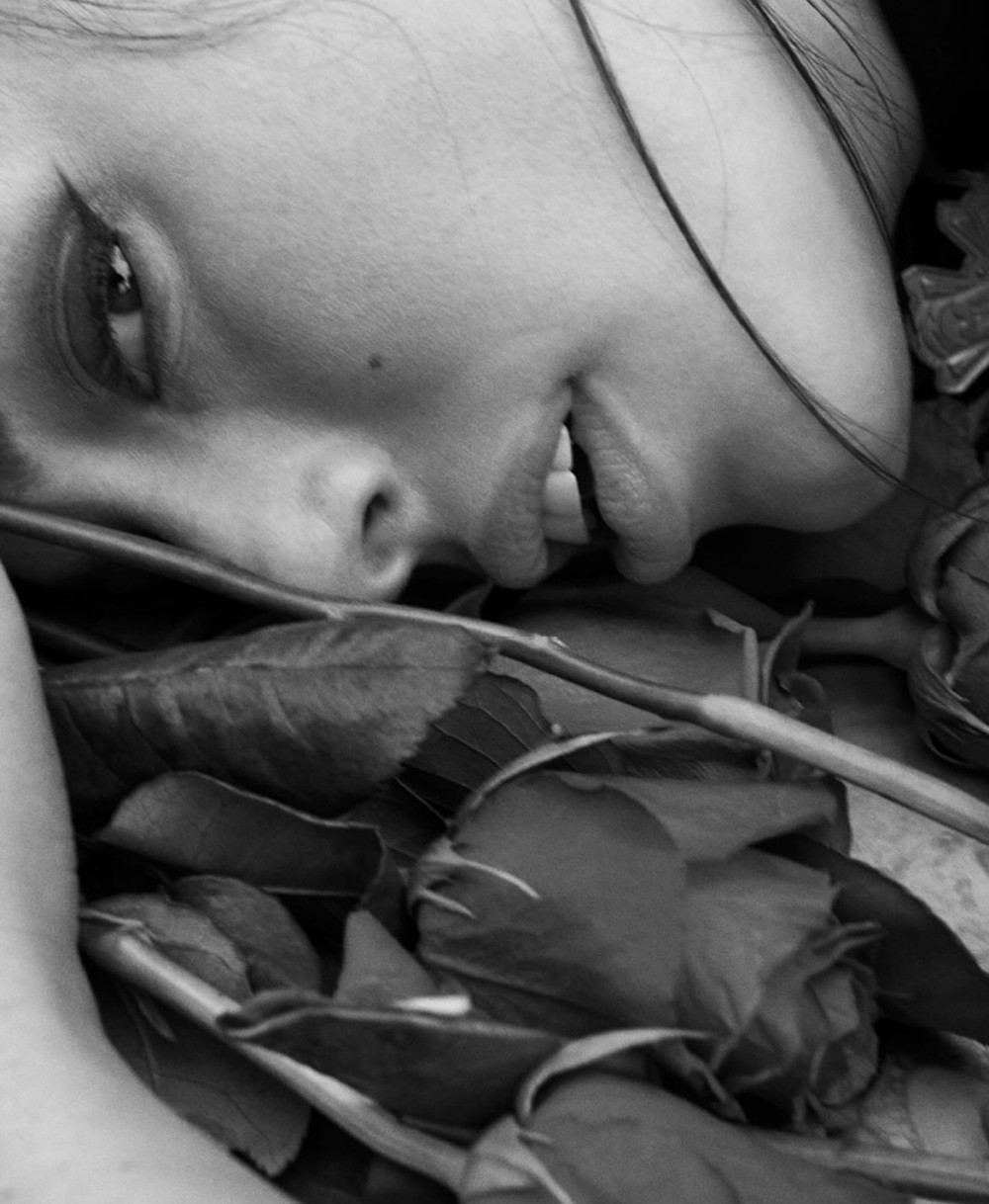 Böyük bədən ölçülü model dərin dekolteli libası ilə poz verdi- FOTO