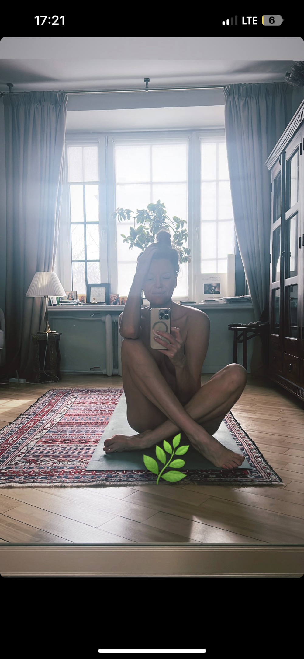 Aktrisa güzgünün qarşısında çılpaq foto çəkibpaylaşdı