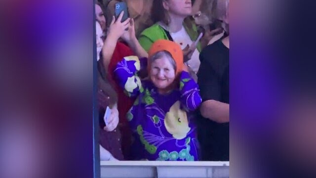 Müğənni konsertintdə rəqsi ilə diqqət çəkən nənəyəev aldı - VİDEO