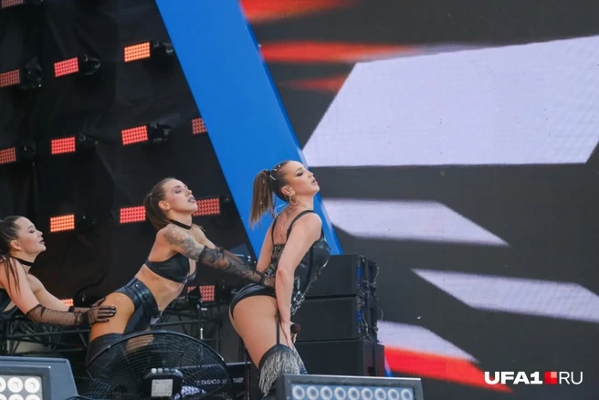 “İstəmirsənsə, baxma” Müğənniaçıq-saçıq geyiminə belə AÇIQLAMA VERİB