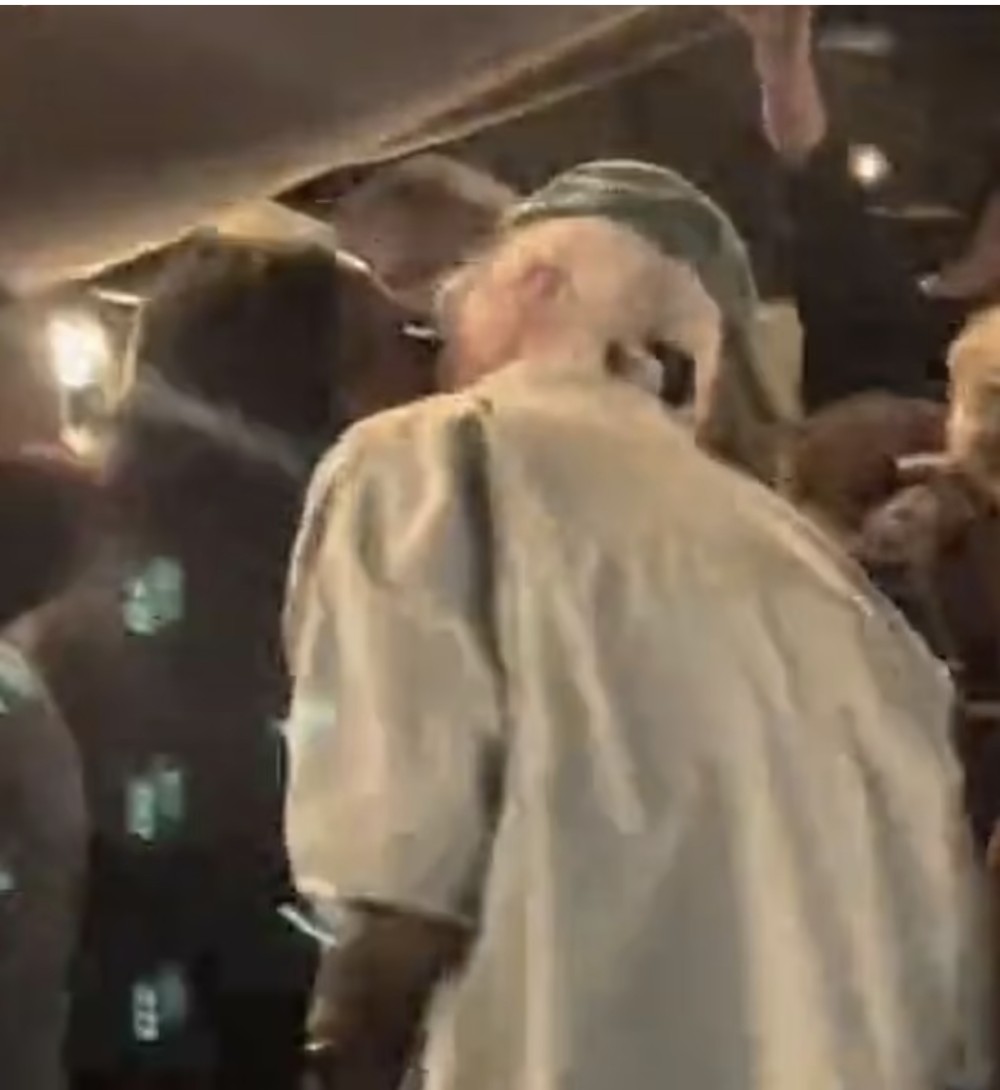 Məşhur model ziyafətdə DJ ilə öpüşüb- FOTO