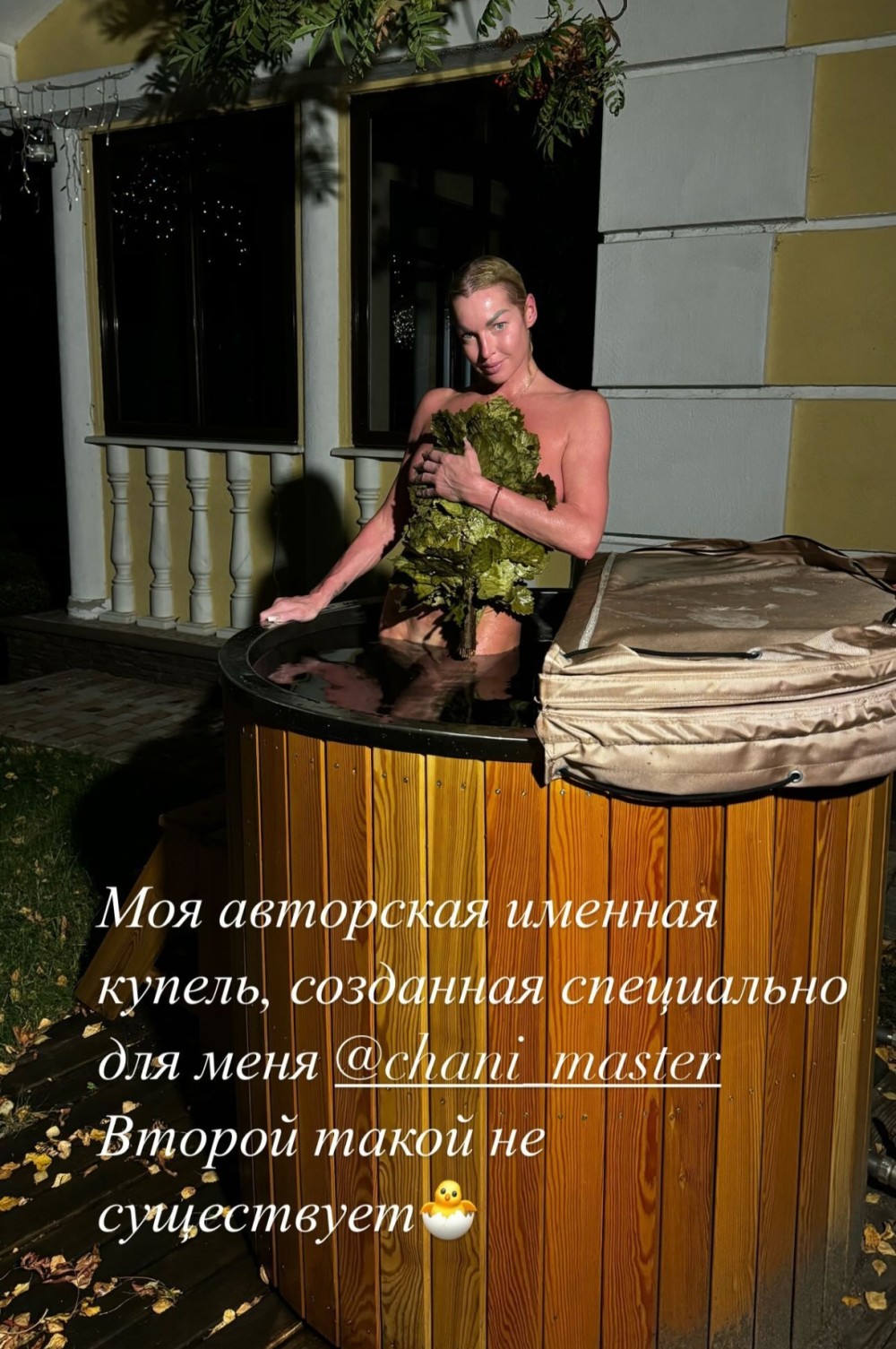 Azərbaycanlı biznesmenə pul “atması” ilə gündəmə gələn əməkdar artistküçədə soyundu (FOTO)