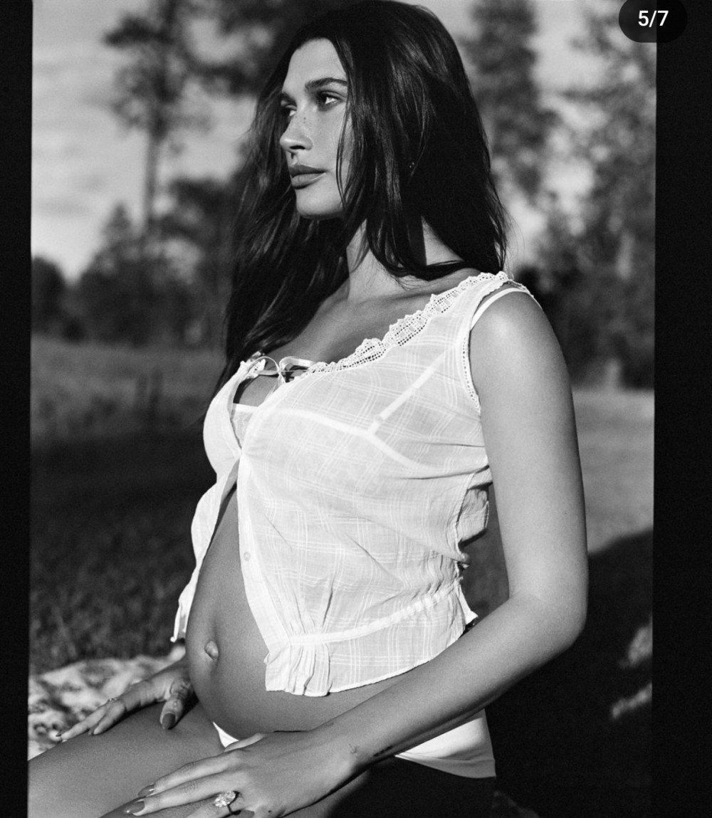 Hamiləlik dövründə şalvarsız çəkdirdiyifotoları paylaşdı