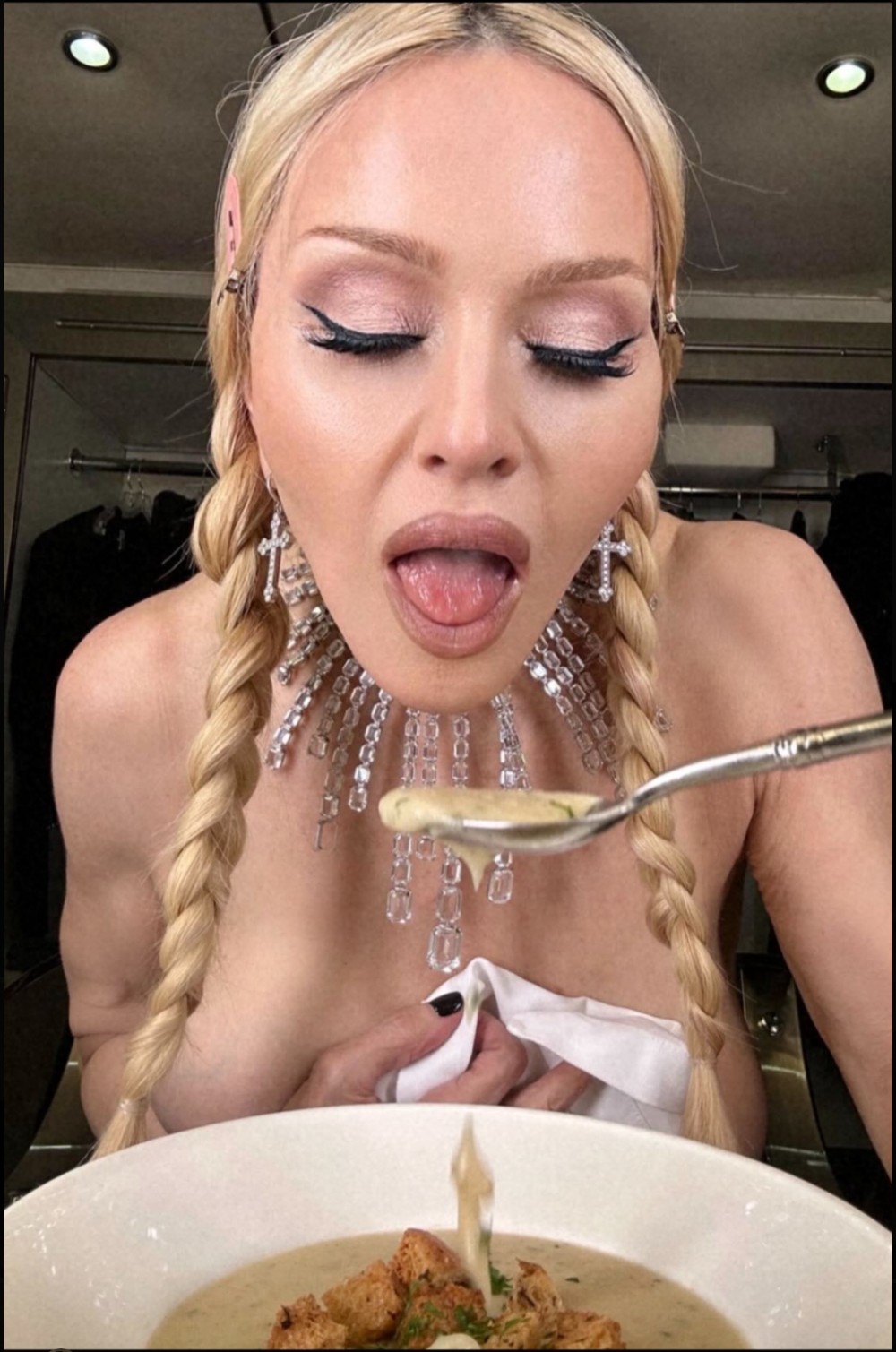 66 yaşlı müğənnibüstqaltersiz pozalar verib - FOTO