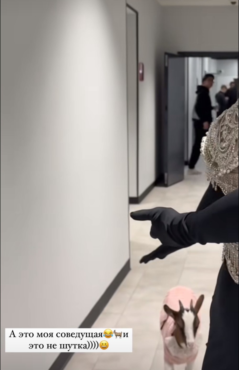 Yarıçılpaq halda görüntülənən iş qadını ərinin aldığısürprizi belə təqdim etdi - FOTO