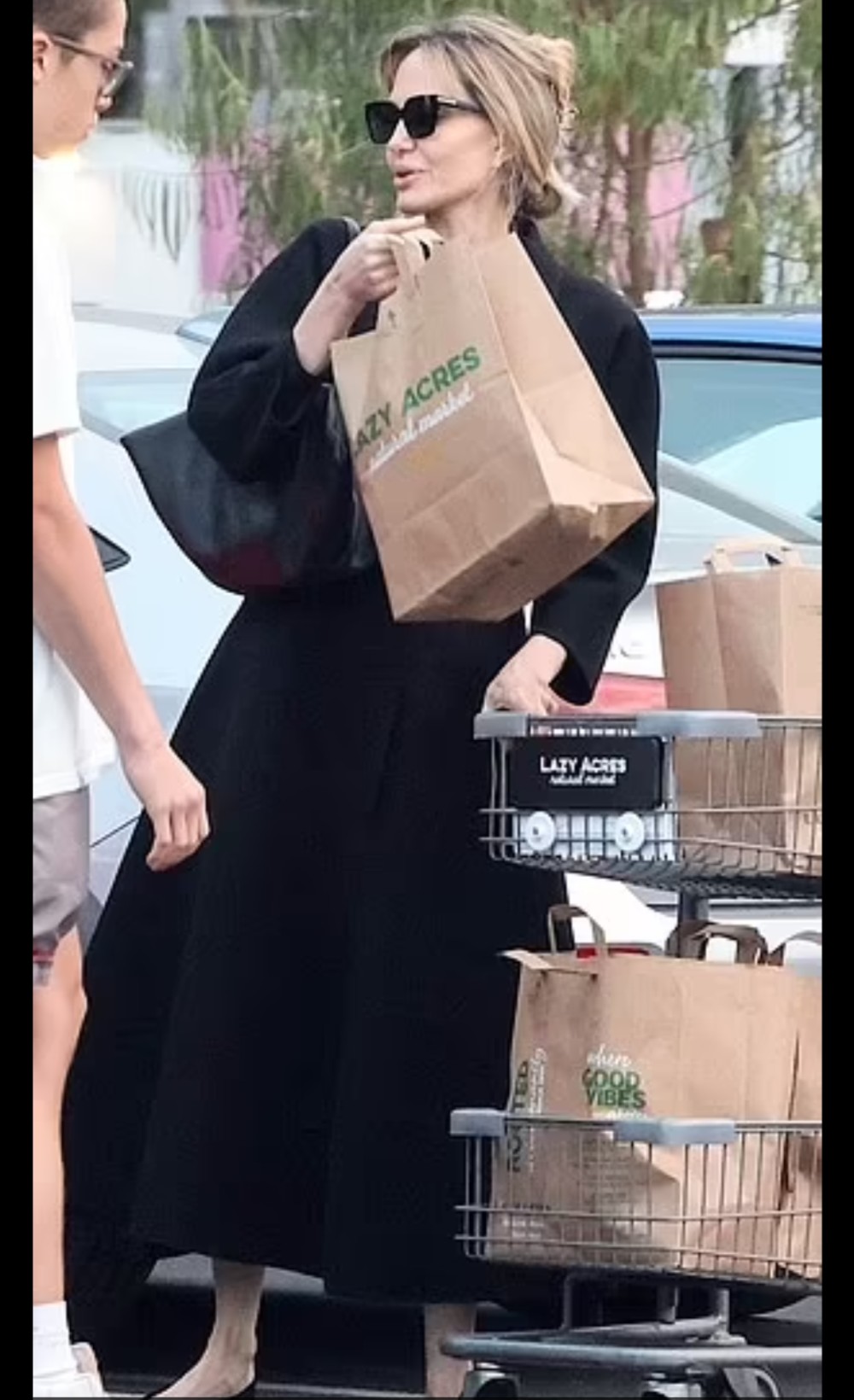 Ancelina Coli Pittdən boşandıqdan sonra oğlu Knoksla alış-veriş edərkən görüntülənib