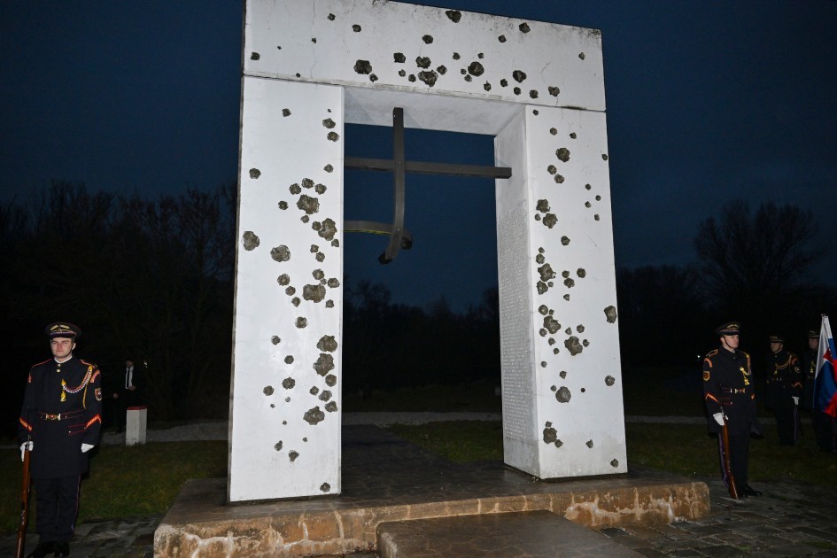 Prezidentlər Bratislavada “Azadlıq Qapısı” abidəsini ziyarət etdilər- FOTOLAR