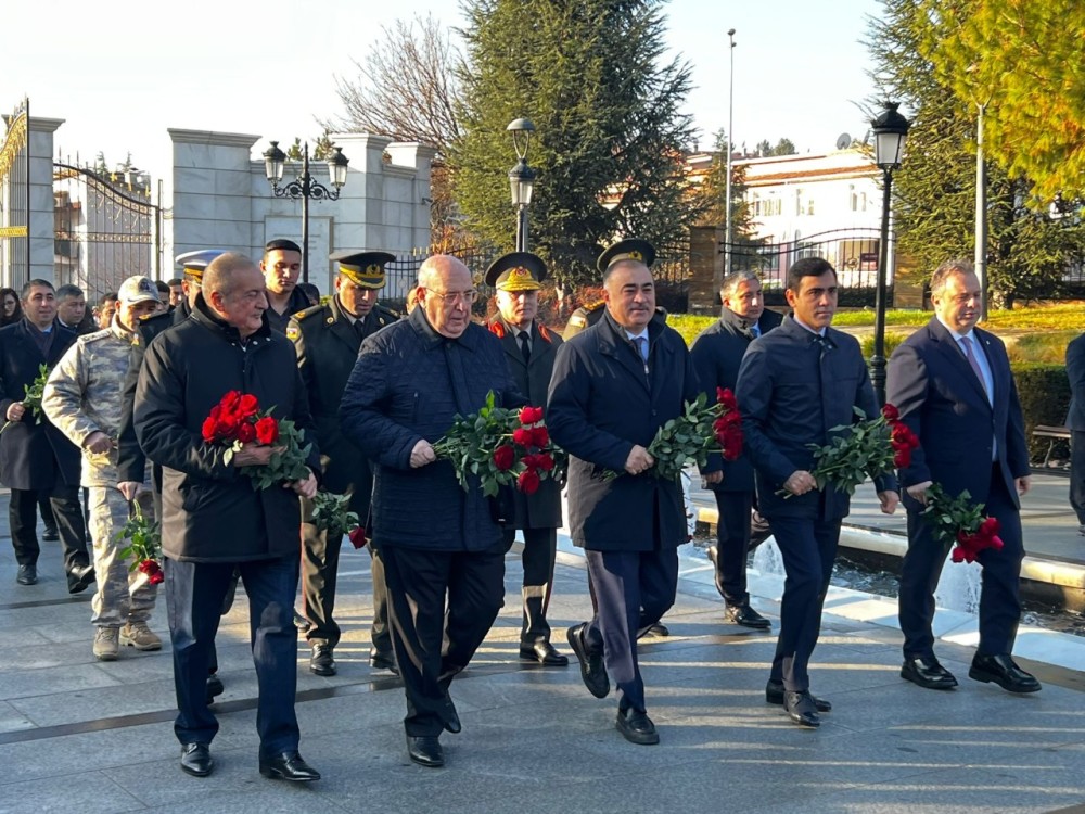 Deputatlar Ankarada Ulu Öndərin abidəsini ziyarət etdilər -FOTOLAR