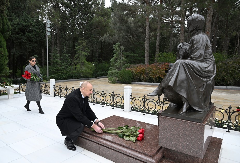 Prezident və birinci xanım Heydər Əliyevin məzarını ziyarət etdilər- FOTOLAR (YENİLƏNİB)
