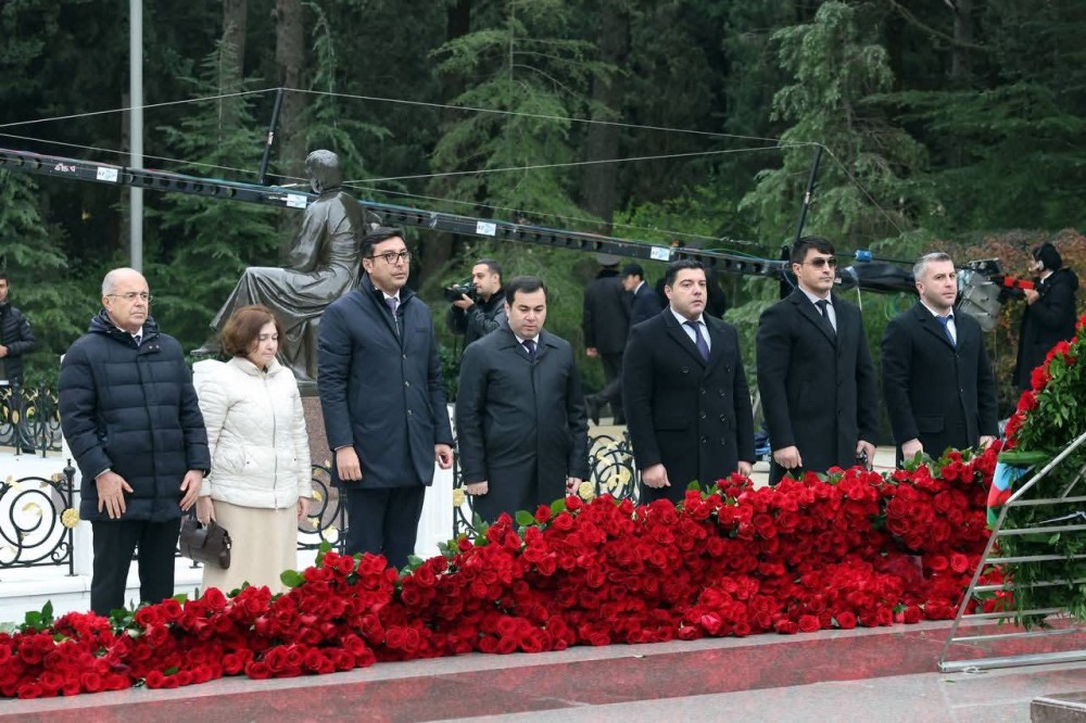 Nazir və Akademiya rəhbərliyi Ümummilli Lider Heydər Əliyevin məzarını ziyarət etdi