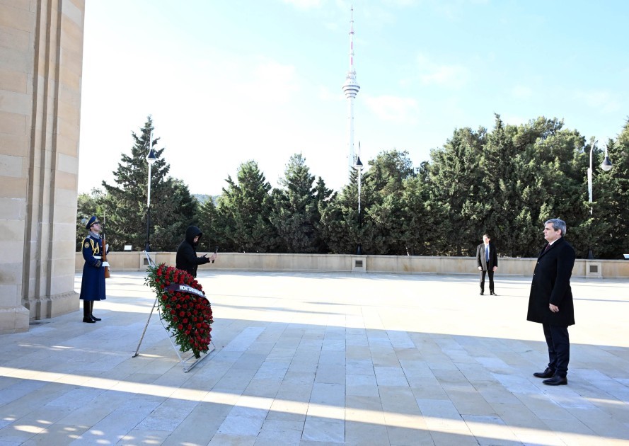 İbrahimoviç Zəfər parkını və Şəhidlər xiyabanını ziyarət edib- FOTOLAR