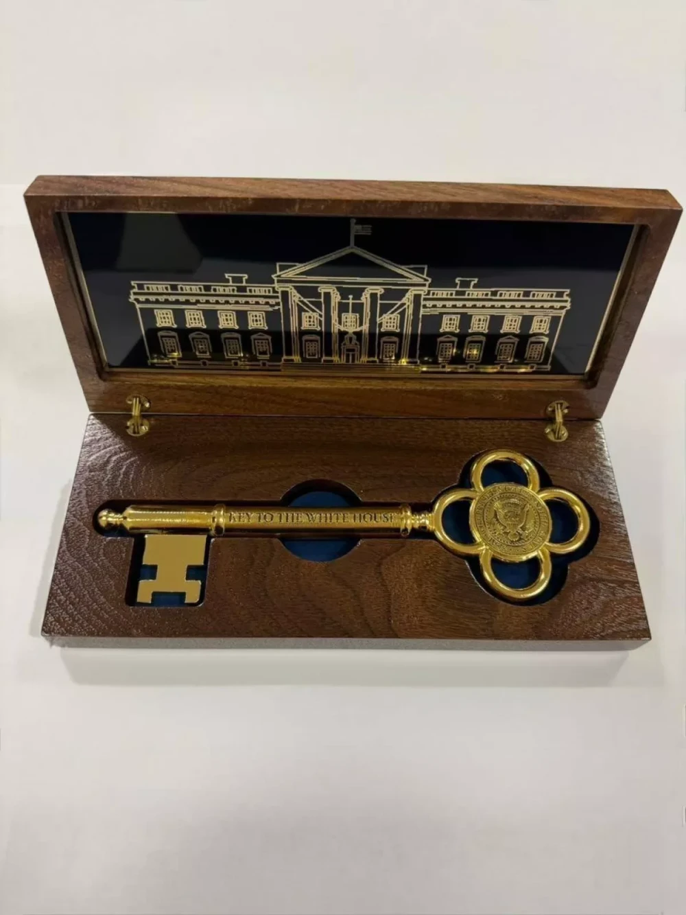 Tramp Tokayevə də Ağ Evin "açarını" verdi -FOTO