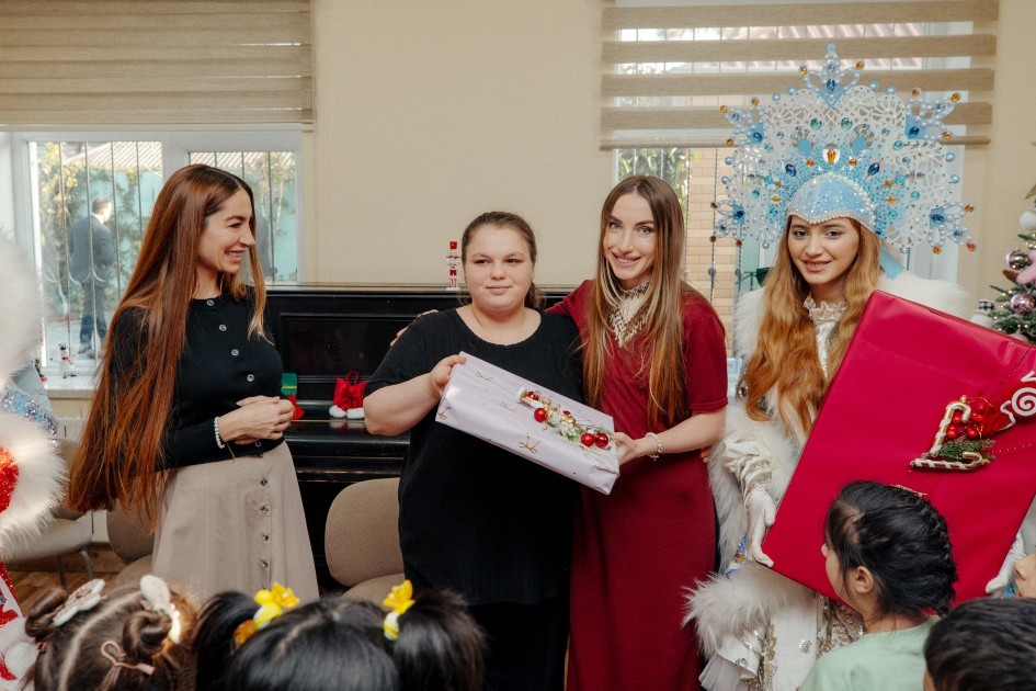 Leyla və Arzu Əliyeva sığınacağa sovqat aparıb, avtobus bağışladılar -FOTOLAR