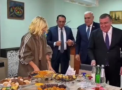 Vətəndaşı maskada, müğənnini "Maybach"da qarşılayan icra başçısı (REPLİKA)