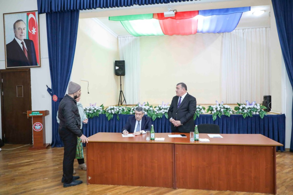 Vətəndaşı maskada, müğənnini "Maybach"da qarşılayan icra başçısı (REPLİKA)